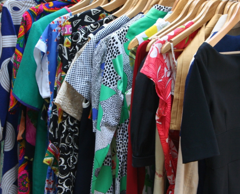 ecommerce-LA ROCHETTE-min_dresses_apparel_clothing_clothes_clothes_hangers_wooden_hangers_retail_shop_closet-1149845