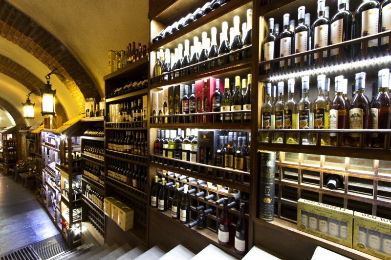 ecommerce-LA ROCHETTE-min_world_street_travel_shop_canon_georgia_wine_bottles-429767